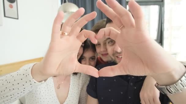 Lykkelig Familie Far Mor Børn Gør Hånd Gestus Form Hjerte – Stock-video