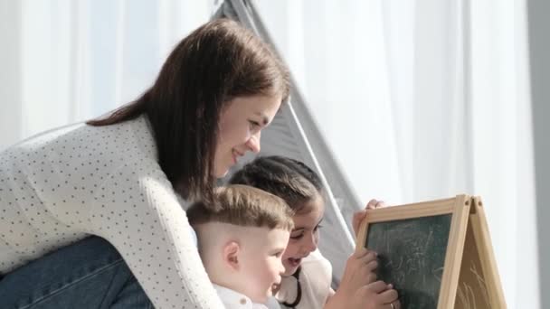 Annem Küçük Bir Çocuğa Tahtaya Tebeşirle Yazmayı Öğretiyor Küçük Çocukların — Stok video
