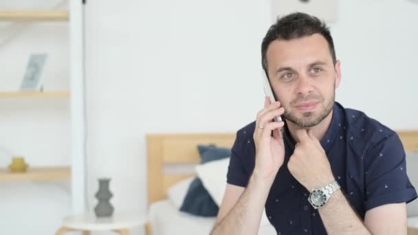 Pohledný Muž Mluví Chytrého Telefonu Sedí Posteli Ložnici Používání Chytrého — Stock video