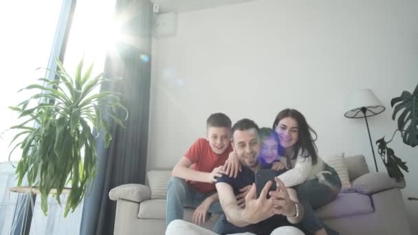 Padres Felices Niños Pequeños Riendo Usando Gadget Para Foto Selfie — Vídeos de Stock