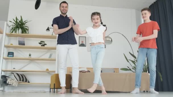 Energisk Familj Koppla Hemma Dansar Och Har Kul Barn Lyssnar — Stockvideo