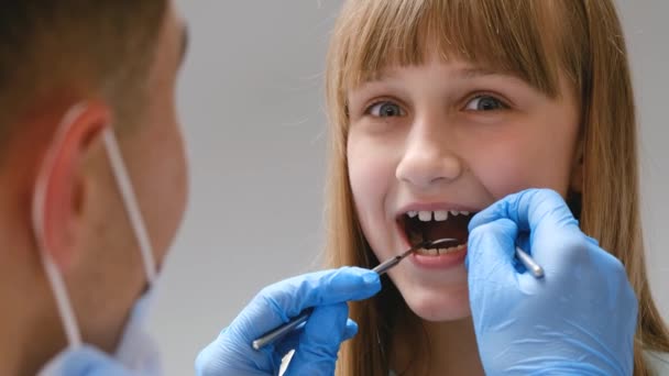 Koncepcja Stomatologii Dziecięcej Leczenia Stomatologicznego Dentysta Lekarz Bada Usta Małej — Wideo stockowe