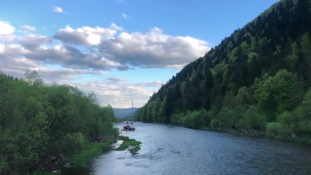Tracteur Traverse Une Rivière Montagne Belle Nature Des Carpates Ukrainiennes — Video