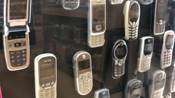 Ретро Мобильные Телефоны Витрине Магазина Nokia Motorola Benchmark Samsung Sony — стоковое видео
