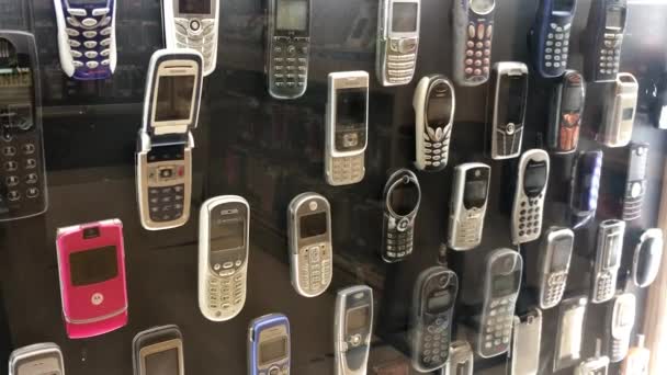 Vanhat Kännykät Teknologiakaupassa Luvun Langaton Viestintäteknologia Retroelektroniikka Nokia Motorola Samsung — kuvapankkivideo