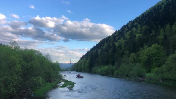 Ukrayna Karpat Dağları Bir Traktör Nehri Geçiyor Dağlarda Tarım Var — Stok video