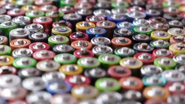 Закройте Верхний Вид Рядов Батарей Абстрактном Фоне Разноцветных Батарей Рядом — стоковое видео