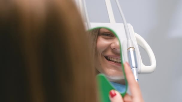 Mladá Usměvavá Žena Recepci Zubařů Bezbolestná Zubní Péče Moderní Klinice — Stock video