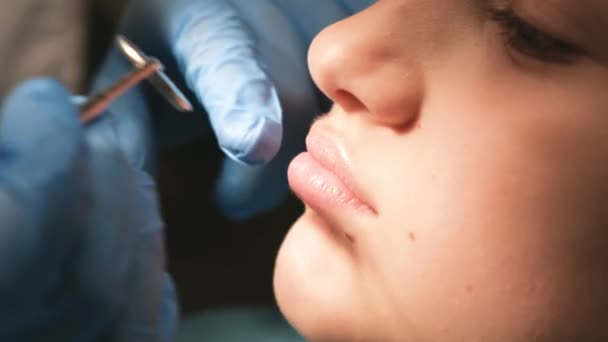 Niña Paciente Visitando Especialista Una Clínica Dental Tratamiento Dientes Caducos — Vídeo de stock