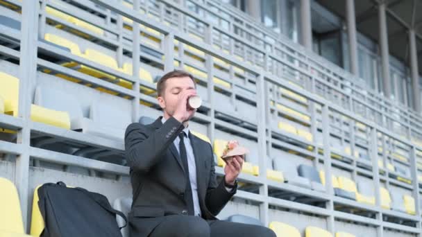 Hombre Negocios Hambriento Comiendo Una Hamburguesa Medio Calle Almuerzo Para — Vídeo de stock