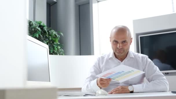 Selbstbewusst Gutaussehend Bankangestellter Mittleren Alters Professioneller Finanzmanager Demonstriert Den Zinssatz — Stockvideo