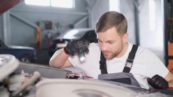 Механік Оглядає Машину Робота Автомеханіка Сучасній Майстерні Обслуговування Автомобілів Ремонт — стокове відео
