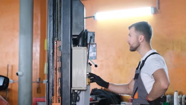 Servicio Coches Reparación Mantenimiento Coches Nuevos Mecánico Automóviles Europeo Taller — Vídeo de stock