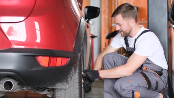 Serviço Carro Reparo Manutenção Carros Novos Mecânico Carro Europeu Oficina — Vídeo de Stock