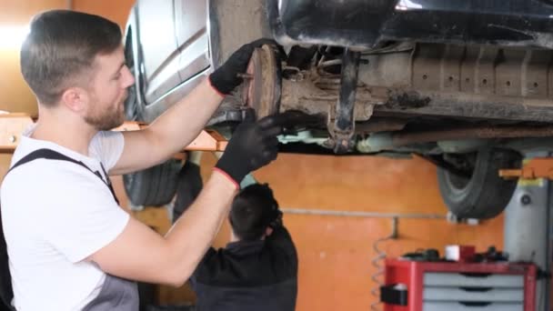 Mecánico Americano Trabajando Centro Servicio Autos Reparación Mantenimiento Vehículos Eléctricos — Vídeo de stock