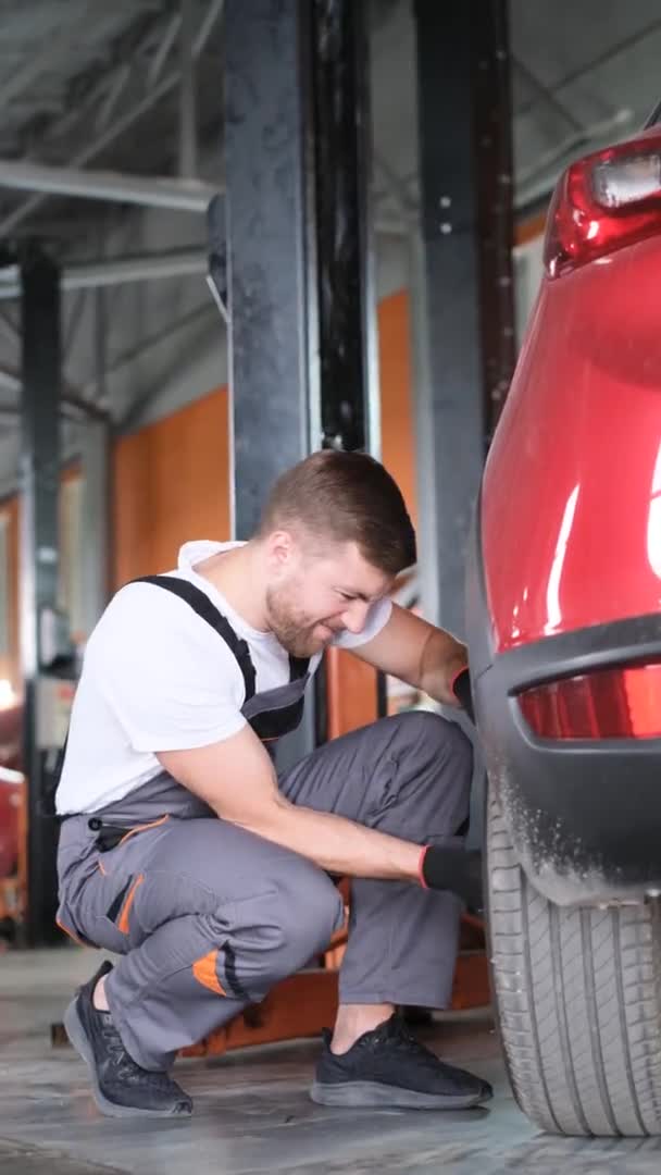Vertical Video Portrait Car Mechanic Changes Tires Car Car Repair — Stock Video