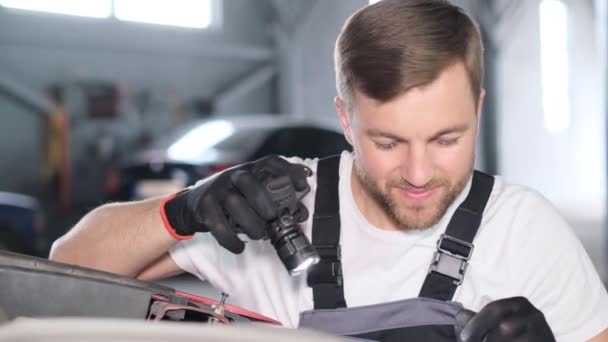 Araba Tamircisi Kamera Lensine Bir Feneri Tutar Araba Tamiri Bakımı — Stok video