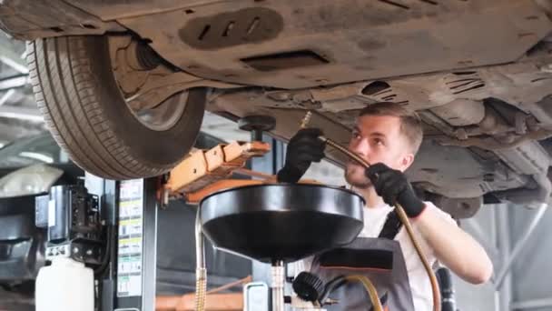 汽车维修 汽车修理工更换发动机中的油 现代汽车服务 4K视频 — 图库视频影像