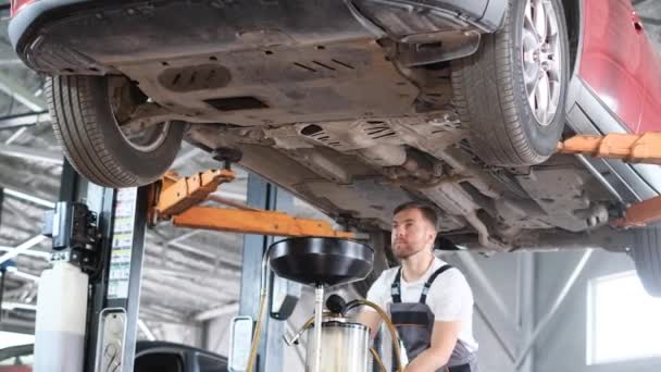 一位年轻的汽车修理工改变了发动机中的机油 现代汽车服务 定期的汽车诊断 4K视频 — 图库视频影像