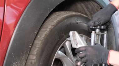 Araba tamircisi araba kontrol sistemini ayarlar. Araba servisi. Arabanın tekerleklerinin çöküşü.