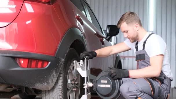 Automonteur Het Autocontrolesysteem Aan Autodienst Het Instorten Van Klim Van — Stockvideo