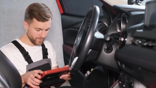 Mechanic Maintains Vehicle Help Diagnostic Computer Equipment Modern Equipment Car — Stockvideo