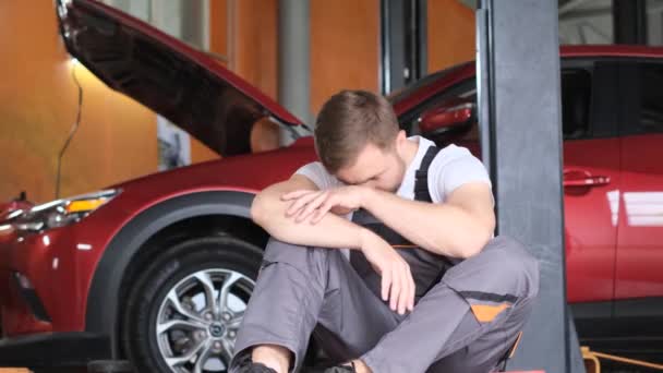 Exhausted European Young Man Car Mechanic Car Mechanic Resting Work — Stockvideo