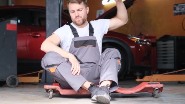 Joven Está Cansado Del Trabajo Duro Servicio Coches Quita Los — Vídeo de stock