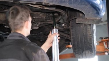 Asansördeki özel servis aracı. Tamirci fren sisteminin durumunu kontrol ediyor. Araba servisi.