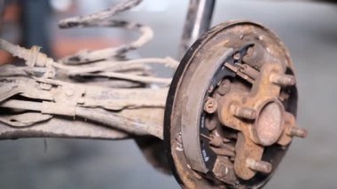 Tamirci arabanın fren disklerini değiştiriyor, garaj atölyesindeki fren sistemini tamir ediyor. Araba servisinde araba tamiri