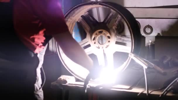 Car Service Worker Work Repair Welding Cracks Disks Car Balancing — Stockvideo