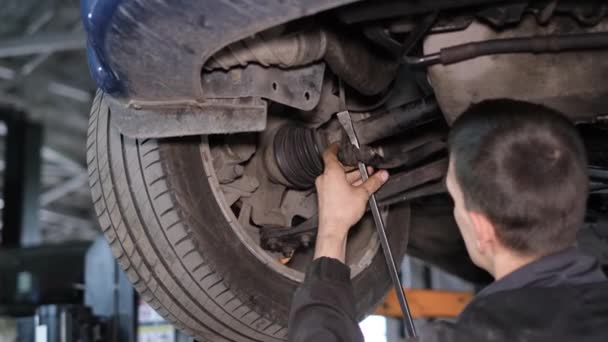 Uomo Meccanico Auto Con Strumenti Ispeziona Sistema Auto Esecuzione Lavoratrice — Video Stock