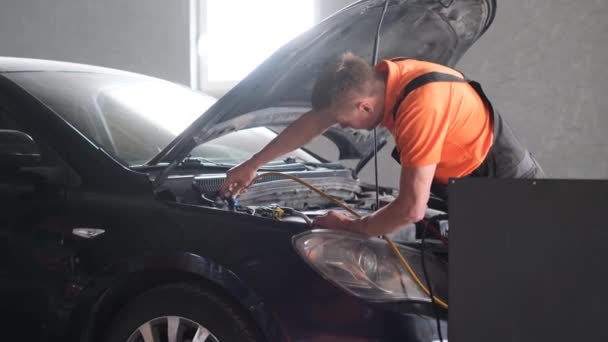 Σύγχρονη Υπηρεσία Αυτοκινήτων Συντήρηση Κλιματισμού Αυτοκινήτου Στο Βενζινάδικο Επισκευή Αυτοκινήτου — Αρχείο Βίντεο