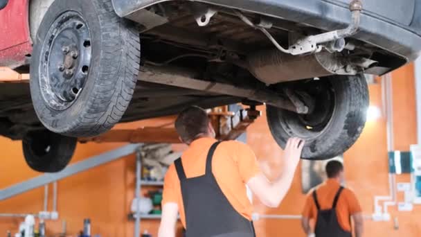 Car Service Car Lift Specialized Service Mechanic Checks Condition Car — Stock Video