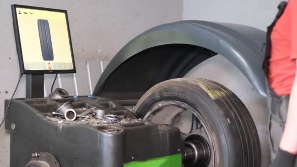 轮胎适配器使汽车轮胎保持平衡 汽车修理店的雇员 慢动作 — 图库视频影像