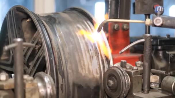 汽车维修工人在工作 汽车盘裂纹的修理和焊接 平衡汽车车轮 4K视频 — 图库视频影像