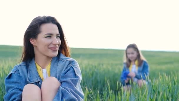 Slappna Utanför Stan Lycklig Mor Och Dotter Sitter Bland Vetefält — Stockvideo