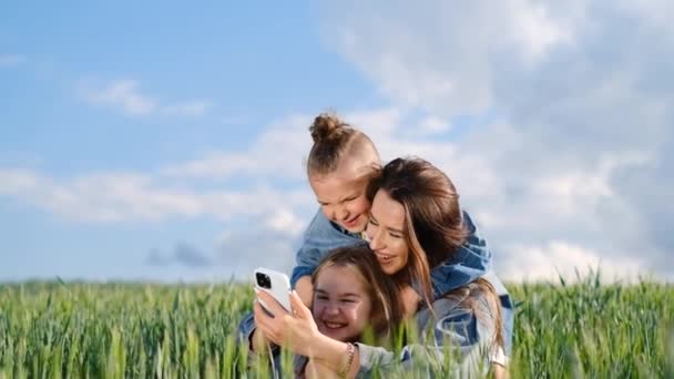 Máma Dcera Syn Berou Selfie Pšeničné Pole Pozadí Oblohy Šťastné — Stock video