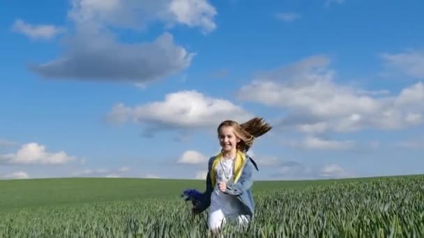 Nettes Und Glückliches Mädchen Läuft Freudig Einem Weizenfeld Mit Einem — Stockvideo