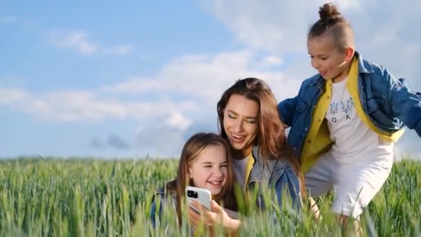 Mamá Hija Hijo Tomando Una Selfie Campo Trigo Fondo Del — Vídeos de Stock