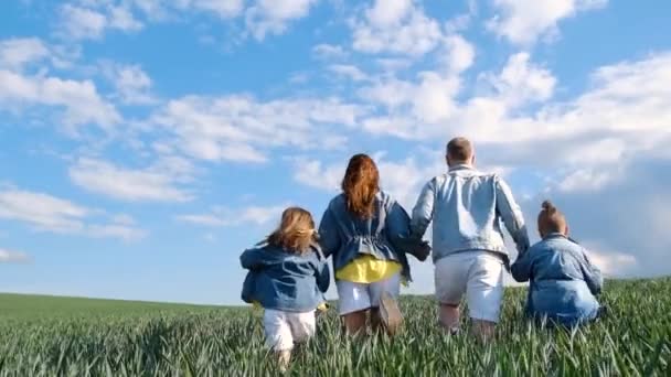 Mam Pap Twee Kinderen Rennen Vrolijk Tussen Velden Tegen Blauwe — Stockvideo