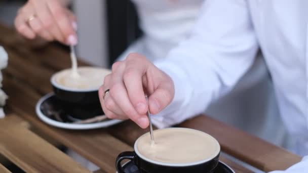 Prachtige Bruiden Witte Kleren Roeren Koffie Tijdens Het Zitten Aan — Stockvideo