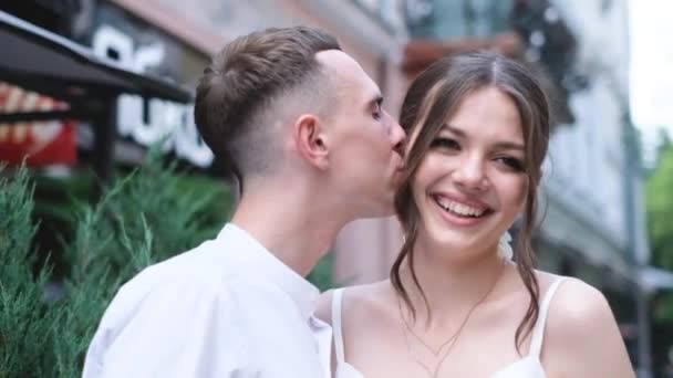 Közelkép Menyasszony Vőlegény Arcáról Boldog Férj Arcon Csókolja Feleségét — Stock videók