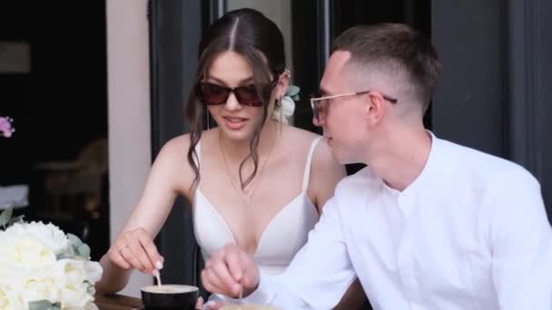 Belas Noivas Roupa Branca Mexem Café Enquanto Sentam Uma Mesa — Vídeo de Stock