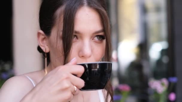 Крупним Планом Портрет Красивої Нареченої Чашку Кави Наречена Кафе — стокове відео