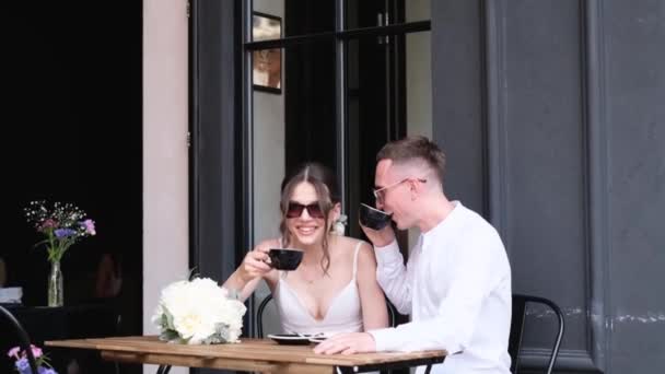 Verliebte Bräute Mit Sonnenbrille Einem Café Einem Sonnigen Tag Hochzeitsmarsch — Stockvideo