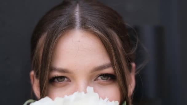 Tutup Mata Penuh Cinta Pengantin Yang Cantik Dengan Latar Belakang — Stok Video