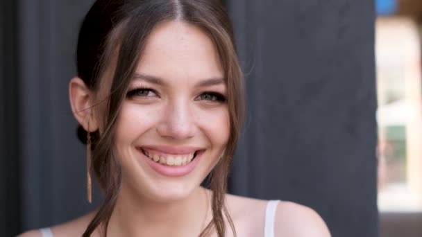 Primer Plano Cara Hermosa Chica Sonriente Novia Sobre Fondo Gris — Vídeos de Stock
