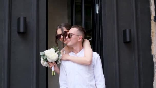 Noivas Amor Abraço Enquanto Sobre Fundo Cinza Beijando Noiva Noivo — Vídeo de Stock