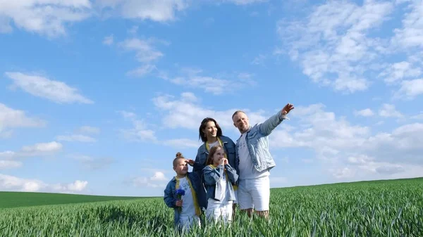 Веселая Семья Ходит Зеленому Полю Пшеницы Родители Держат Детей Руки — стоковое фото